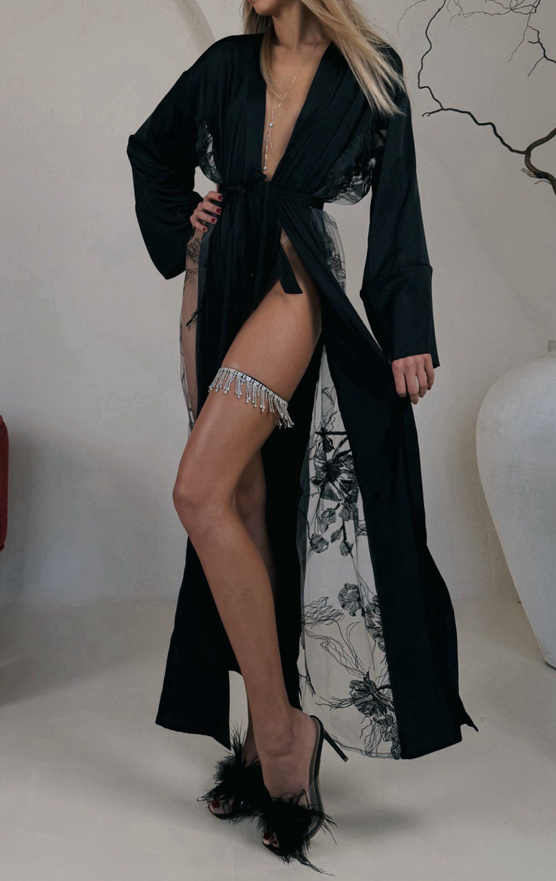 Long robe with lace